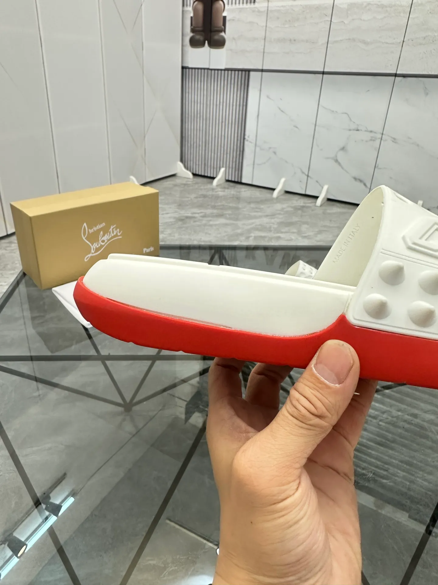 Men's shoes: 💰P300¥ Product trademark: CL red-soled shoes* "CL*" slippers Regular size: 38-44 (men's 45.46 can be customized) Product materials: imported cowhide upper, professional 5D craftsmanship, high-end rivets, sheepskin lining, original outsole. Number: 789